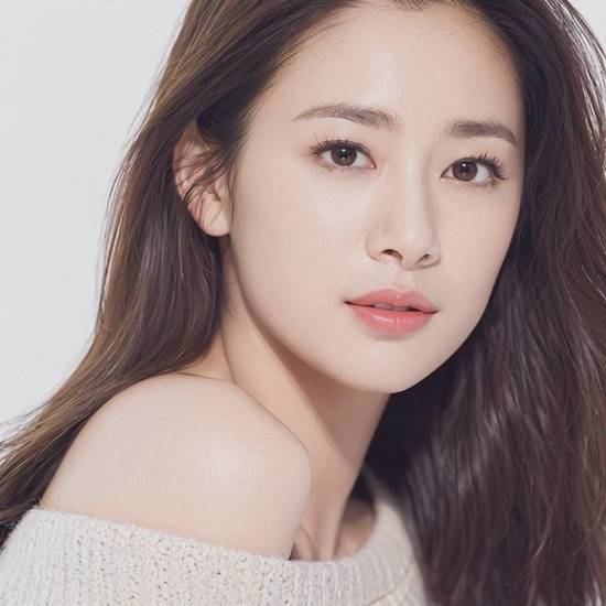 黃皮膚適合什么顏色口紅,黃皮顯白口紅選色指南,提亮膚色必備